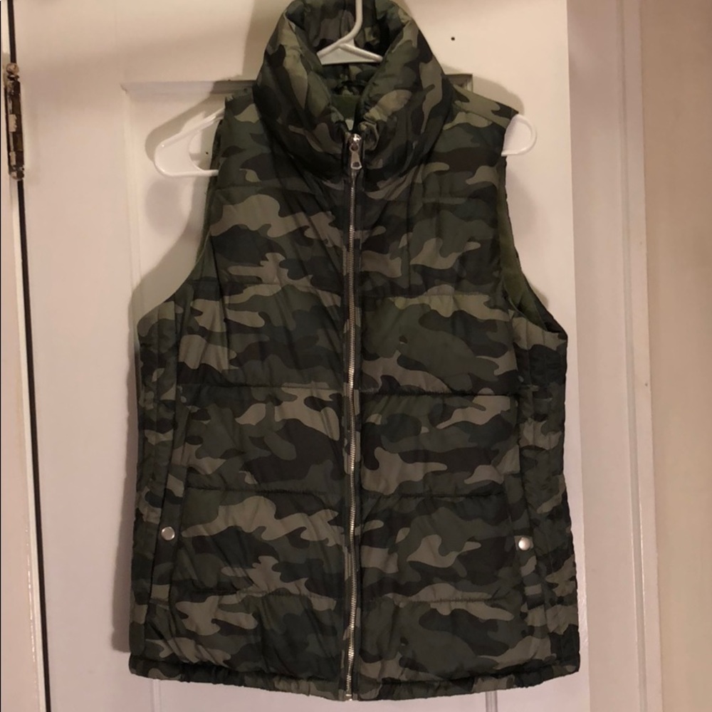 Old Navy camo vest 💚